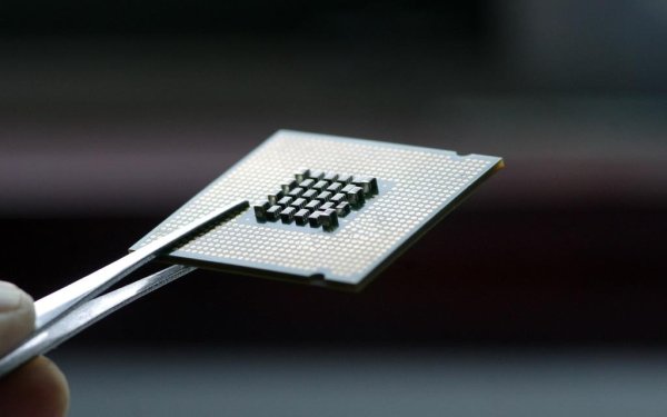 犀牛配资 “全球禁用中国芯片”，美国难阻中国科技进步｜新京报社论