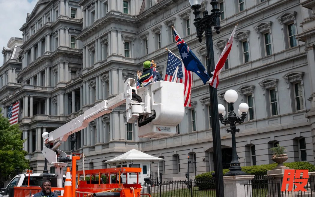 工作人员正在将白宫旁错挂的澳大利亚国旗换成英国国旗。 法新社