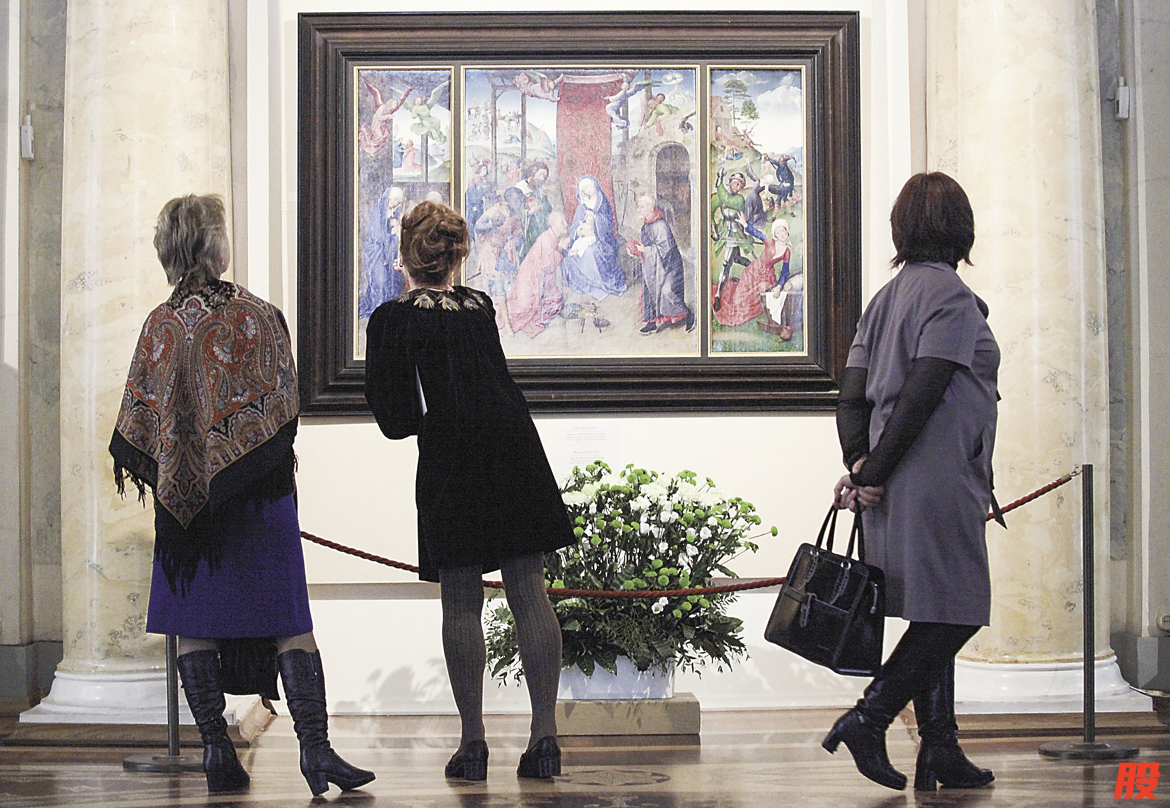 参观冬宫博物馆绘画展的游客